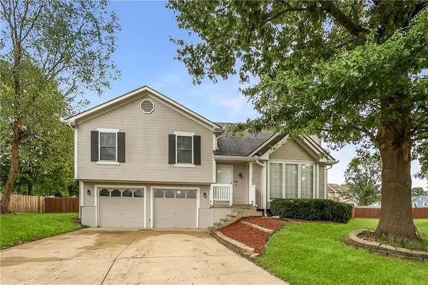 1900 Arapaho Court, Greenwood, MO 64034