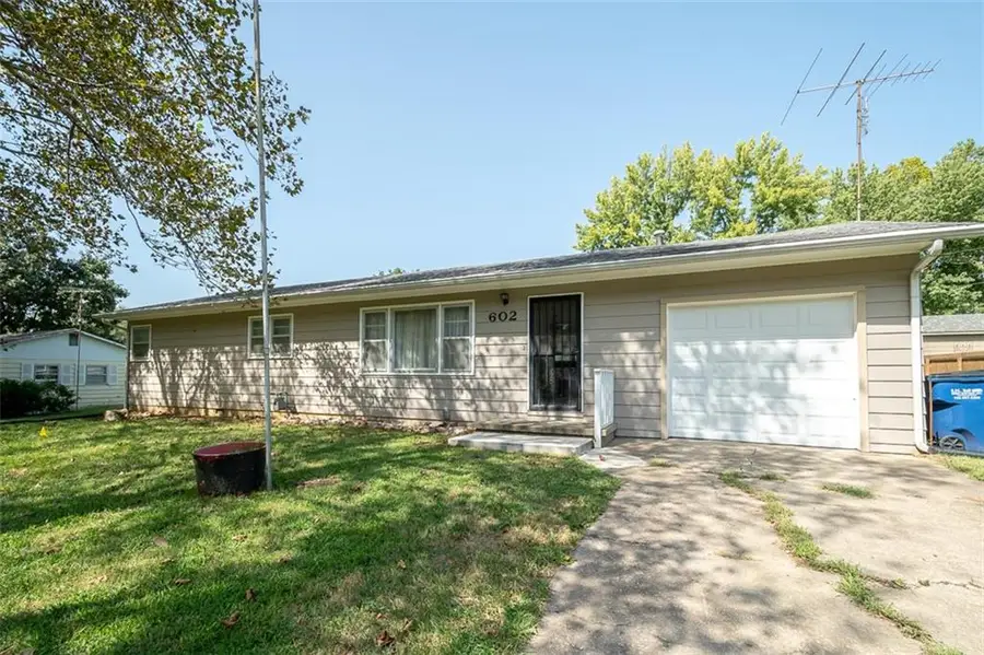 602 Warren Street, Oskaloosa, KS 66066 - #2