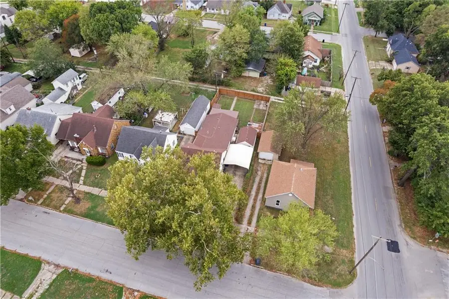 1321 W 6th Street, Coffeyville, KS 67337 - #2