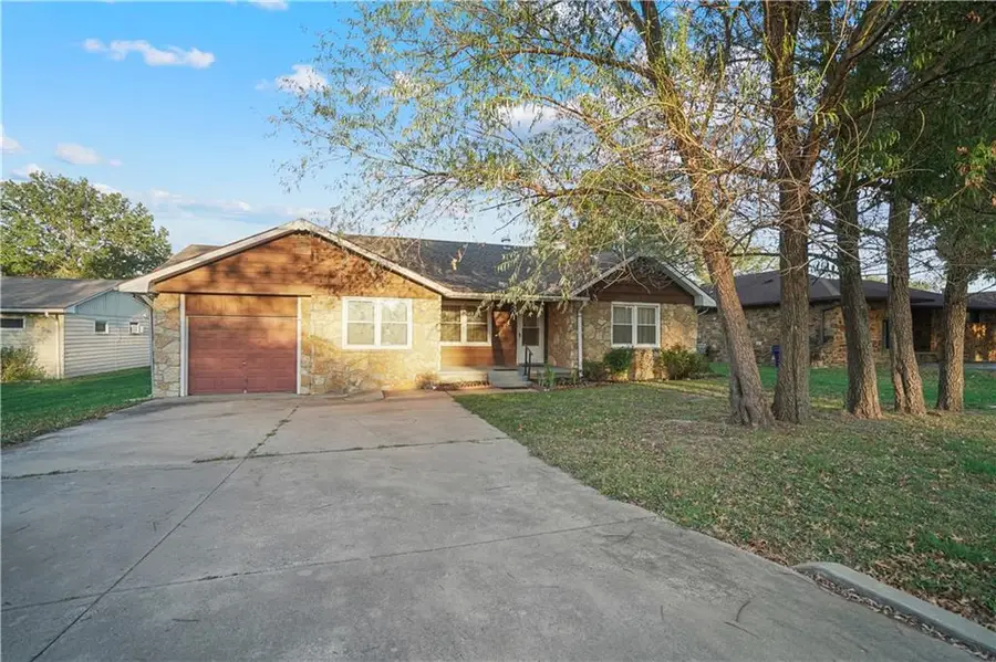 303 S Overlook Drive, Coffeyville, KS 67337 - #2
