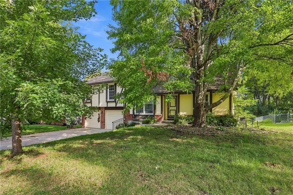 10106 NW Mirror Lake Drive, Kansas City, MO 64152 - #1