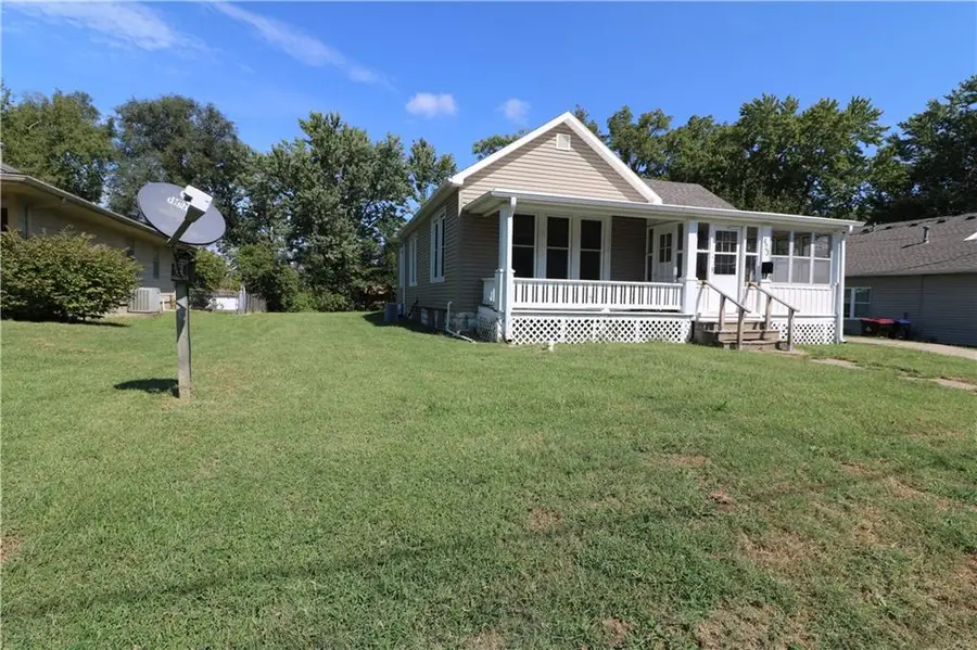 423 E Market Street, Warrensburg, MO 64093 - #2