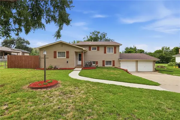 203 SE 16th Street, Oak Grove, MO 64075