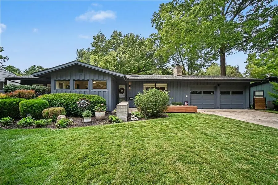 7704 Tomahawk Road, Prairie Village, KS 66208 - #2