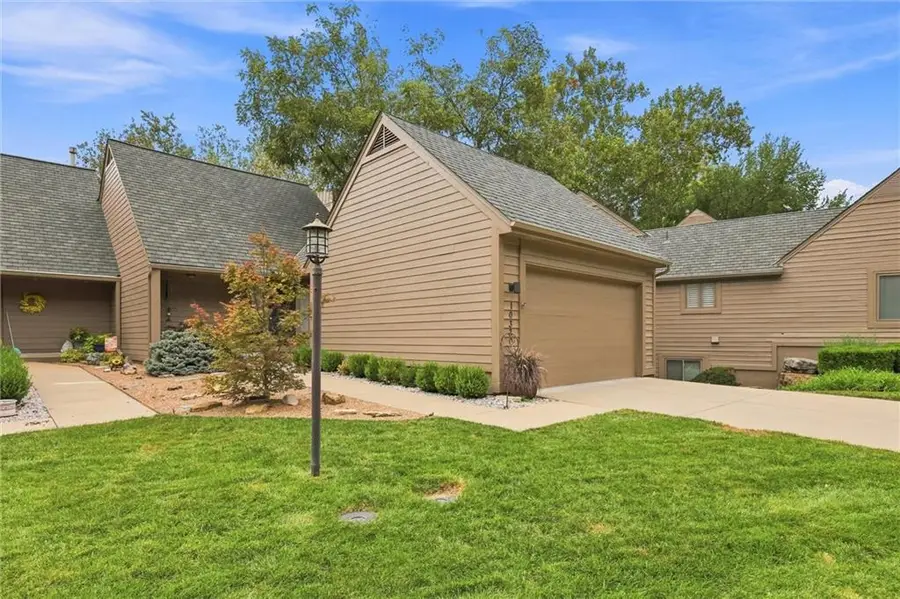 10330 S Clubside Court, Olathe, KS 66061 - #3