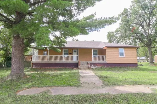 214 E 1st Street, Appleton City, MO 64724
