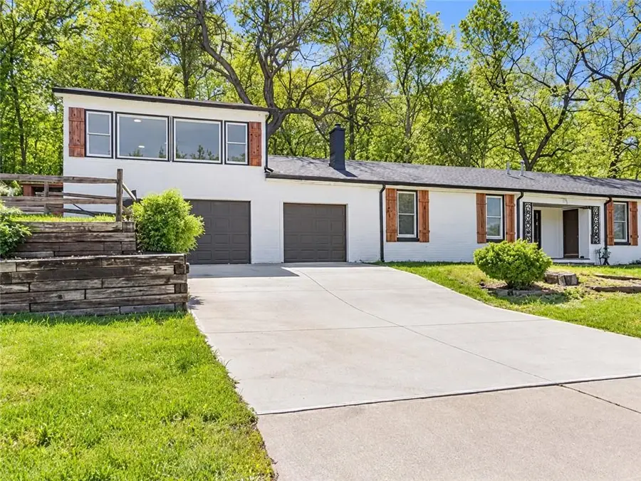8850 Woodland Drive, Lenexa, KS 66220 - #2