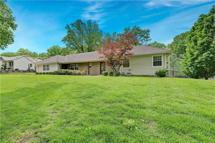 1227 W 66 Street, Kansas City, MO 64113 - #3