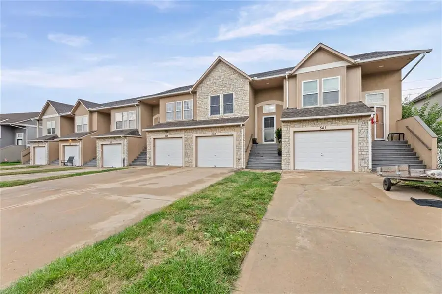 537 S Woodson Lane, Gardner, KS 66030 - #2