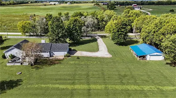 996 E 750 Road, Lawrence, KS 66047