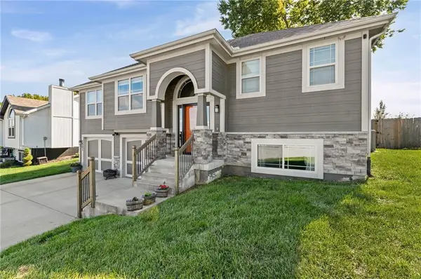 1501 NE 196th Street, Smithville, MO 64089