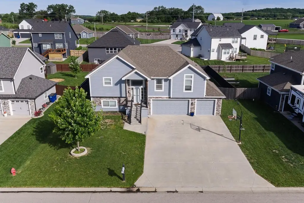 928 N Oak Terrace, Tonganoxie, KS 66086 - #1