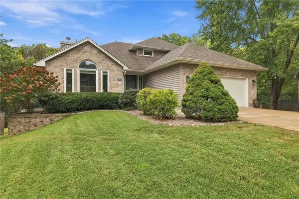 3650 SW Kimstin Circle, Blue Springs, MO 64015