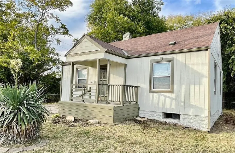 2612 E 75th Street, Kansas City, MO 64132 - #2