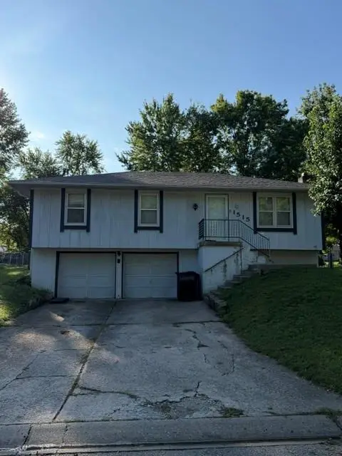 1515 SE 15th Place, Oak Grove, MO 64075