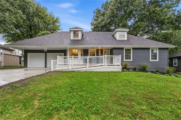 609 SW Elwood Drive, Lee's Summit, MO 64081
