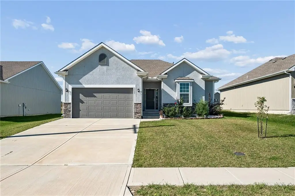 3725 NW Old Stagecoach Road, Kansas City, MO 64154 - #1