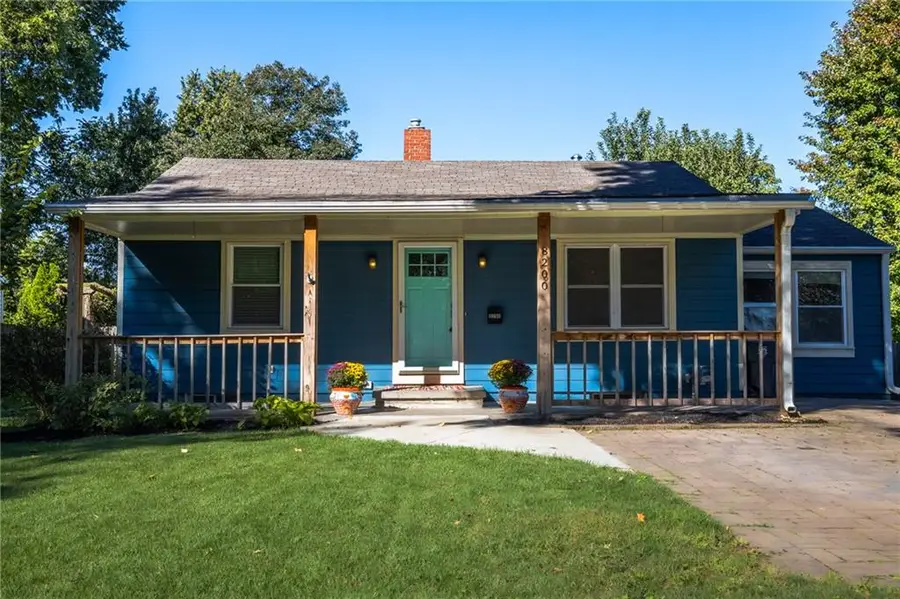 8200 Summit Street, Kansas City, MO 64114 - #2