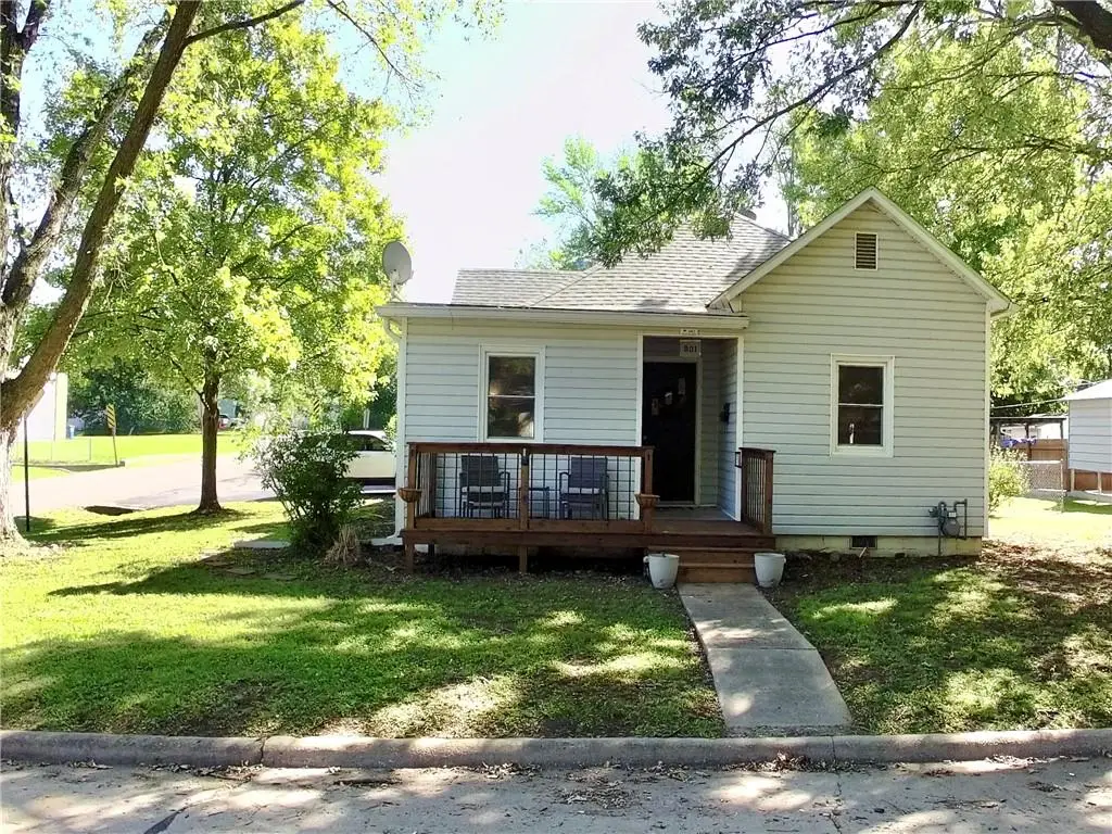901 W 4th Street, Chanute, KS 66720 - #1