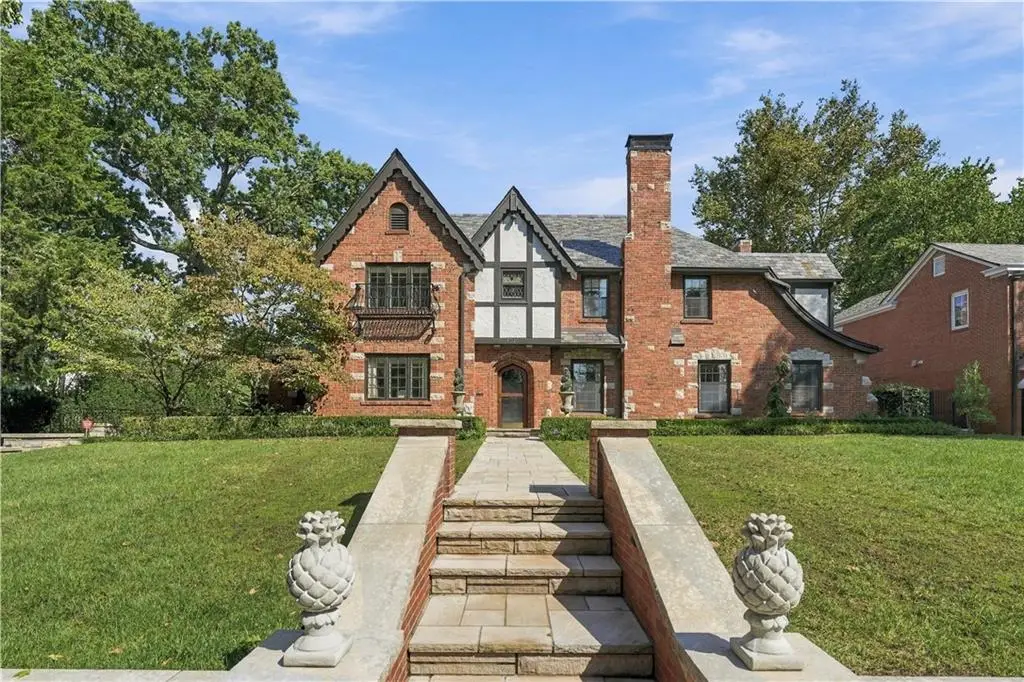 1010 W 65th Street, Kansas City, MO 64113 - #1