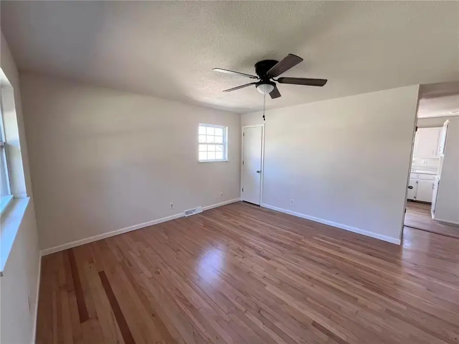5013/5015 N Bellaire Avenue, Kansas City, MO 64119 - #3