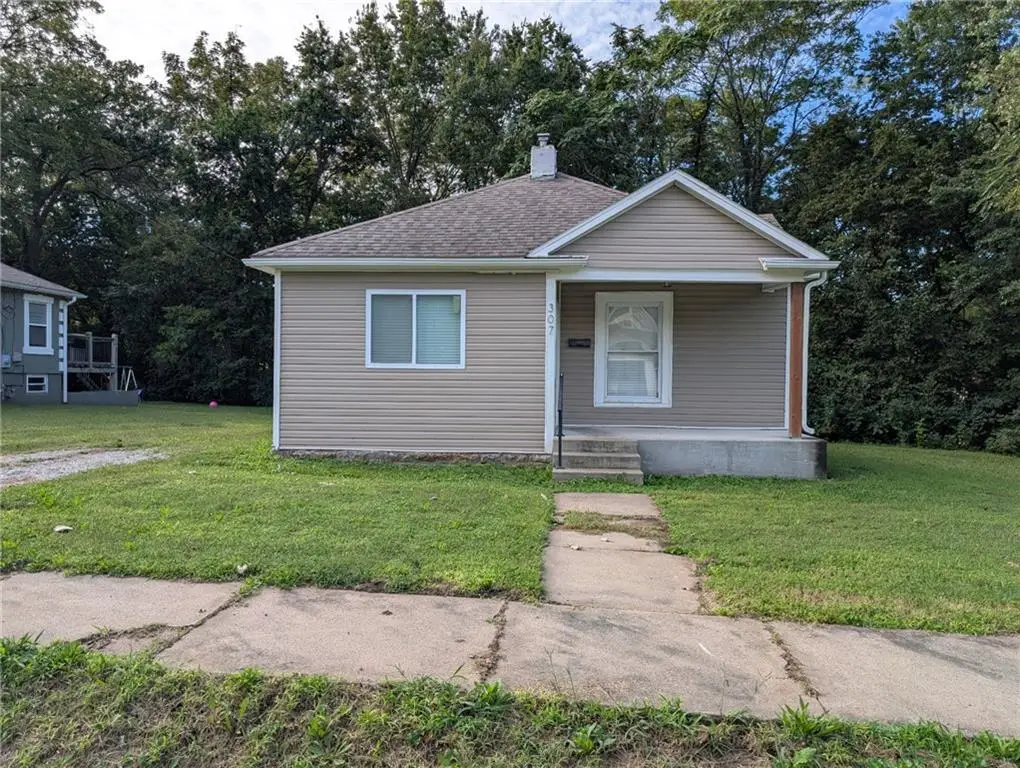 307 E Black Diamond Street, Richmond, MO 64085 - #1