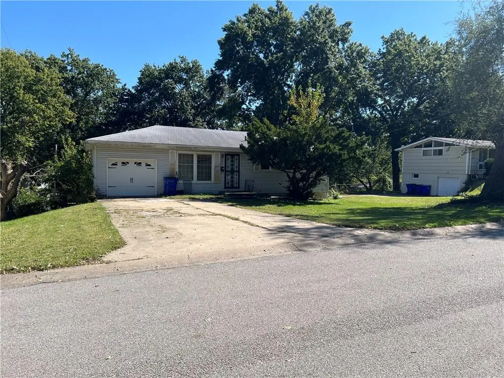 6001 N Michigan Place, Gladstone, MO 64118 - #1