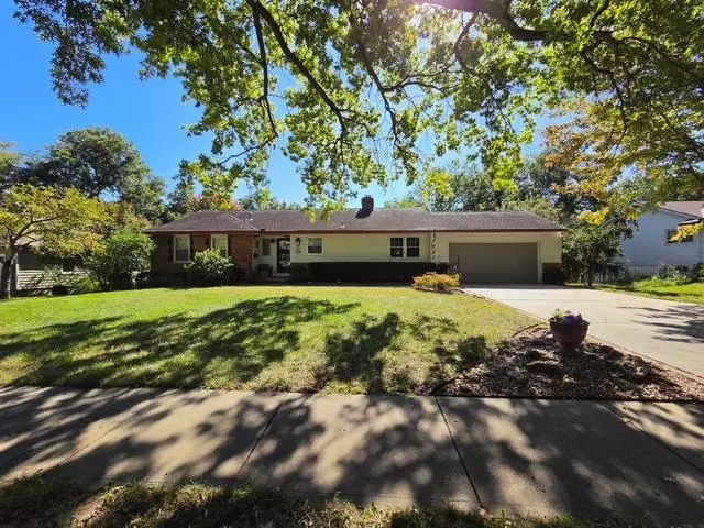 11 E 109th Terrace, Kansas City, MO 64114 - #1
