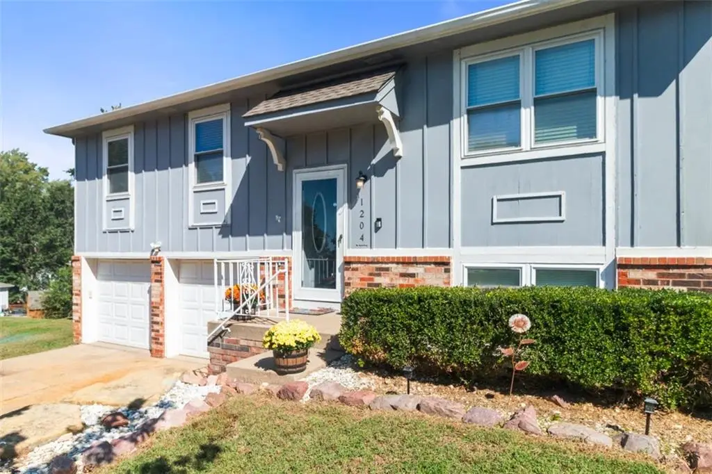 1204 Nw Trenton Place, Blue Springs, MO 64015 - #1