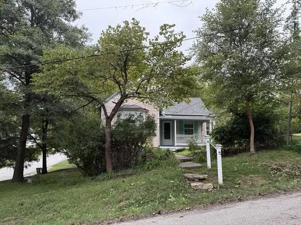 6 W 12th Street, Parkville, MO 64152