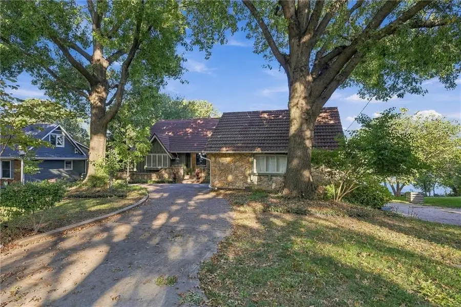 6825 Lakeshore Drive, Raytown, MO 64133 - #2