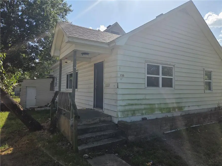 725 W 3rd Street, Pittsburg, KS 66762 - #2