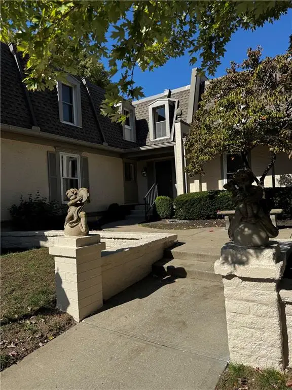 6728 W 109th Street #B, Overland Park, KS 66211