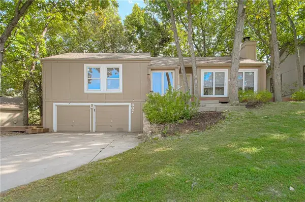 807 NW 70th Street, Kansas City, MO 64118
