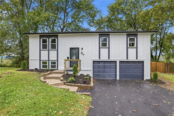 909 S Montclaire Drive, Olathe, KS 66061