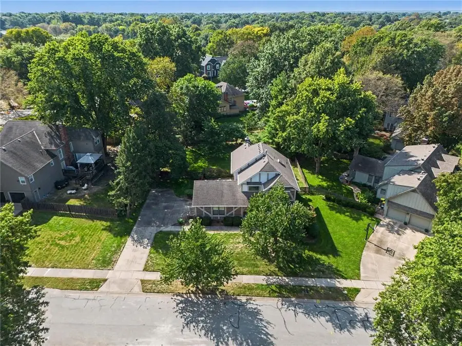2305 W 120th Terrace, Leawood, KS 66209 - #2