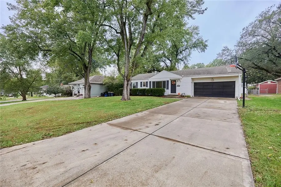 8824 Summit Street, Kansas City, MO 64114 - #2