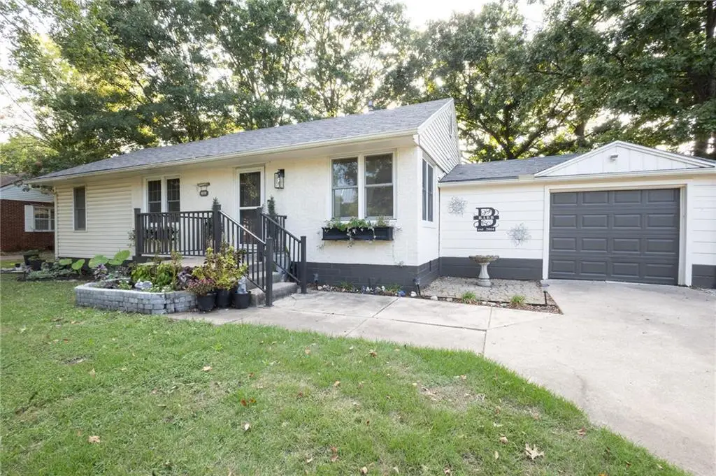 408 Warwick Street, Coffeyville, KS 67337 - #1