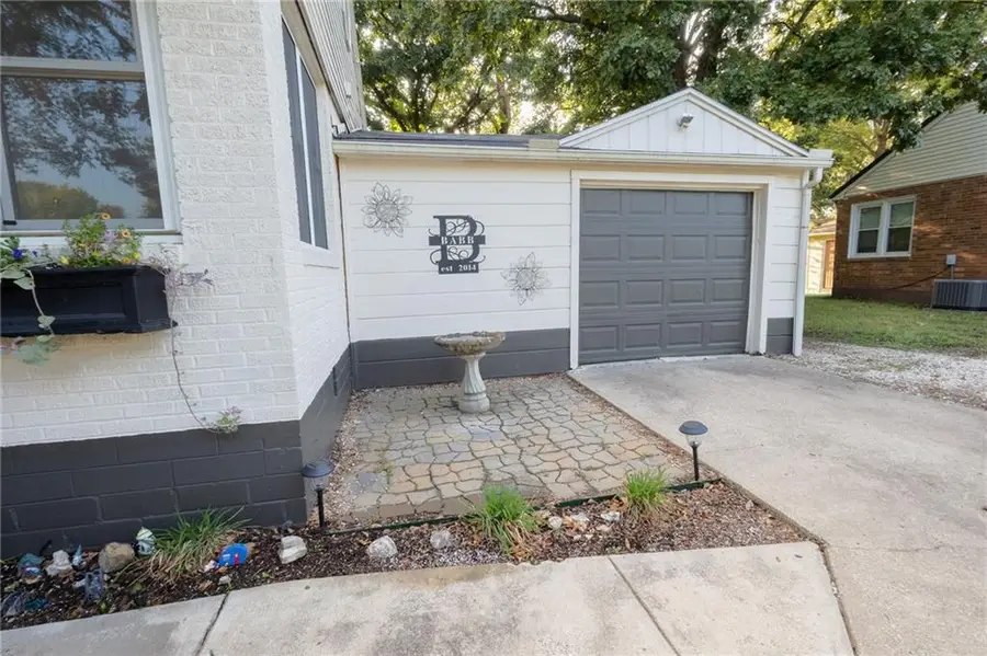 408 Warwick Street, Coffeyville, KS 67337 - #3