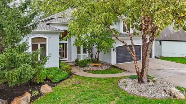 9920 Skyview Lane, Lenexa, KS 66220