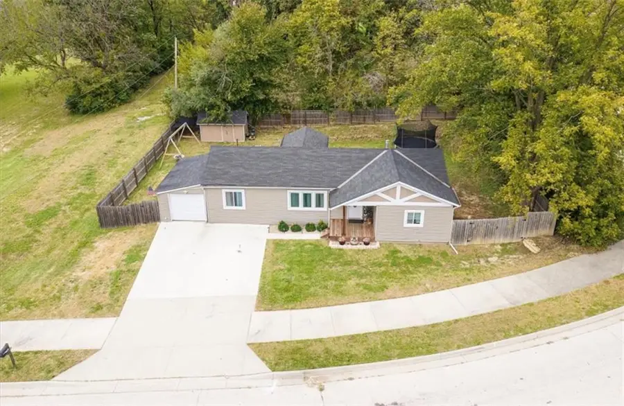 102 W Kansas Avenue, Lansing, KS 66048 - #2