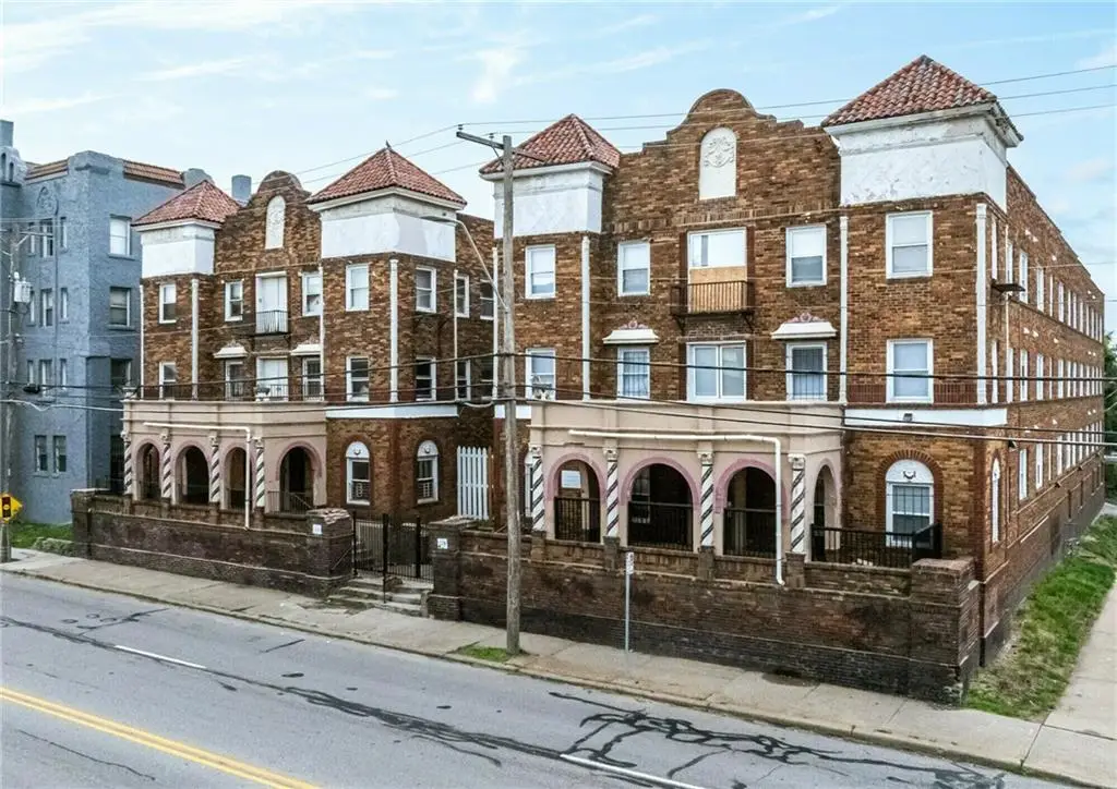 115 W 39th Street, Kansas City, MO 64111 - #1