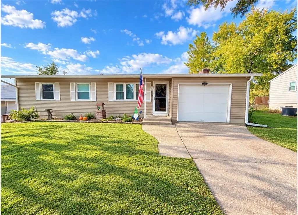 1216 W Crestview Drive, Maryville, MO 64468 - #1