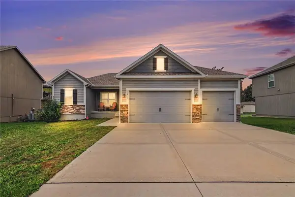 12419 Live Oak Circle, Peculiar, MO 64078