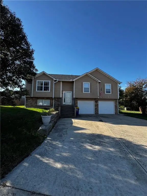 2704 E Hickory Court, Tonganoxie, KS 66086