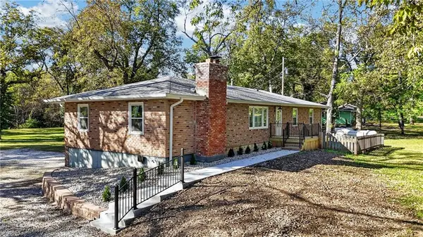 787 E State Route J Highway, Peculiar, MO 64078