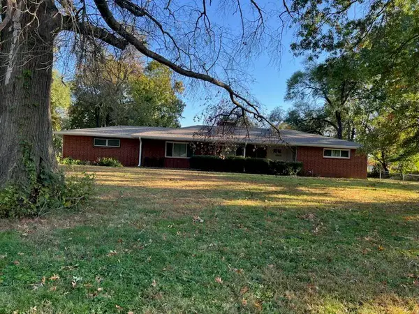 6305 NW Crystal Pool Drive, Platte Woods, MO 64151