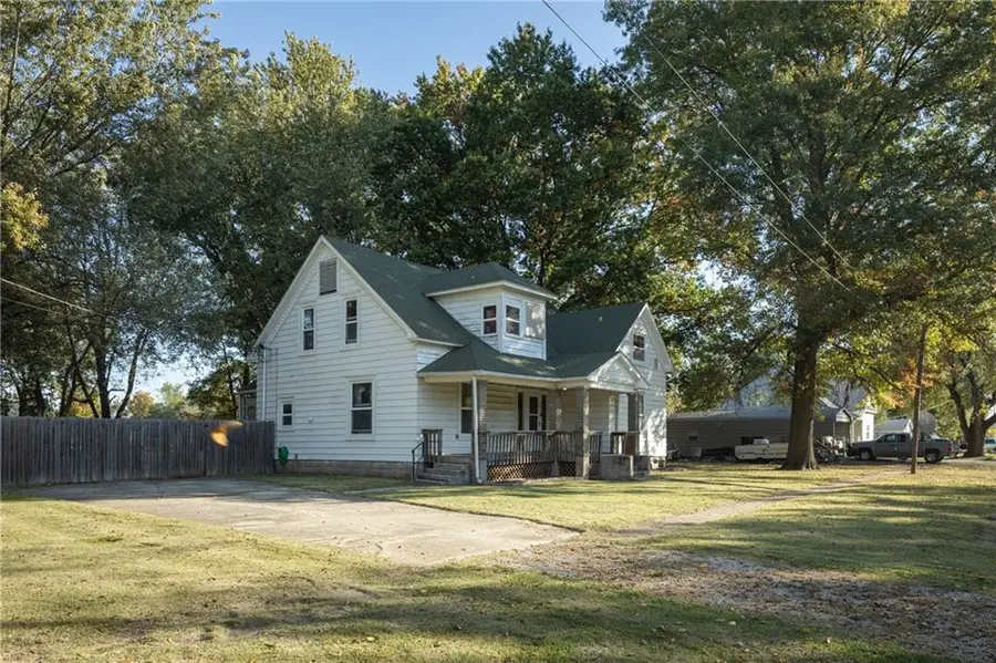 402 E Summerfield Avenue, Leeton, MO 64761 - #2