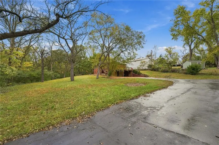 6901 Kerns Drive, Parkville, MO 64152 - #2