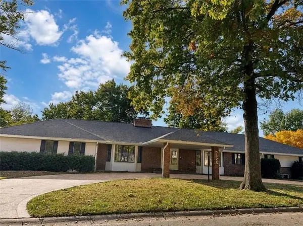 5525 NW Raintree Drive, Parkville, MO 64152